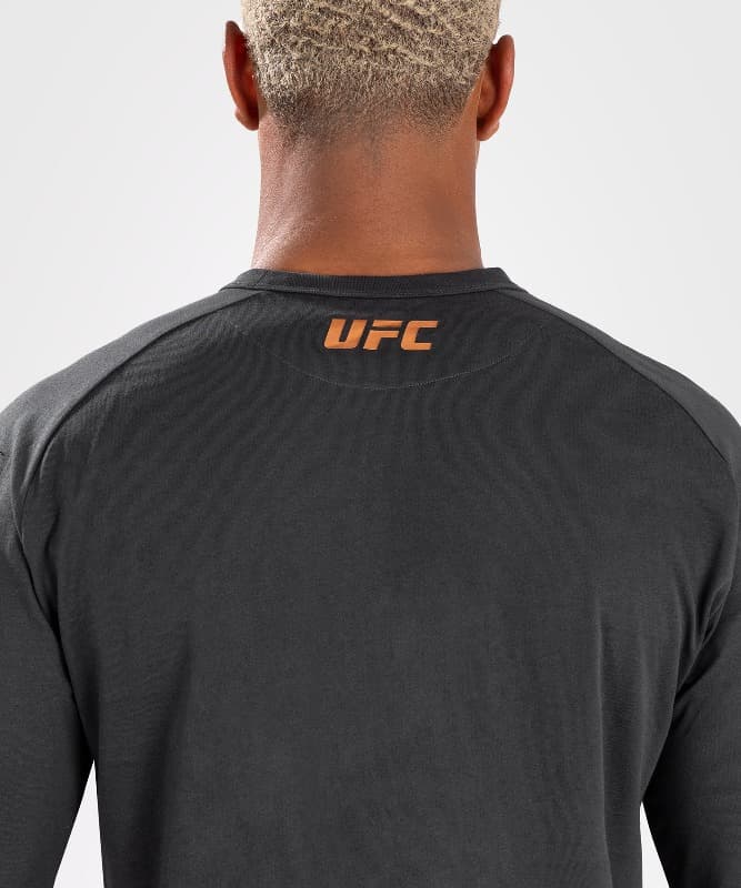 Regocijo Fuerte De Hombre Musculoso Usar Camiseta. Hombre Muscular Aislado En Fondo Gris Estudio Foto Un Con Estupidez Image268447810
